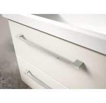 Detailweergave van een wit wastafelmeubel met twee laden en moderne chromen handgrepen.