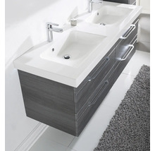 Modern dubbel wastafelmeubel met twee witte wastafels, chromen kranen en hangende onderkast in grijs houtdecor met vier lades.