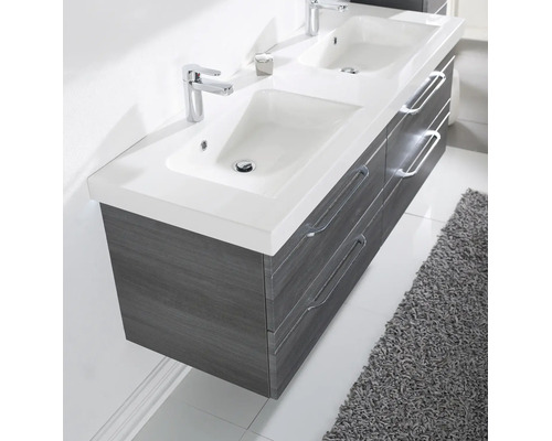 Modern dubbel wastafelmeubel met twee witte wastafels, chromen kranen en hangende onderkast in grijs houtdecor met vier lades.