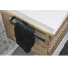 Zwarte handdoekhouder aan de zijkant gemonteerd op een wastafelonderkast in houtlook met een handdoek.