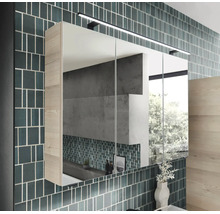 Moderne 3-deurs spiegelkast met LED-verlichting en houtlook aan een betegelde wand in een lichte, georganiseerde badkamer.