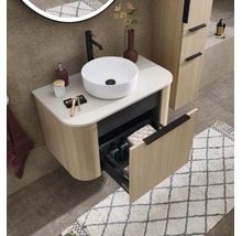 Badkamer-wastafelonderkast met opzetwastafel in houtlook met ribbelstructuur, een geopende lade, georganiseerde badkamer.