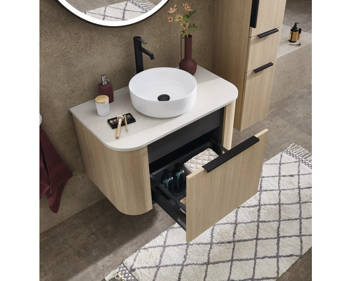 Badkamer-wastafelonderkast met opzetwastafel in houtlook met ribbelstructuur, een geopende lade, georganiseerde badkamer.