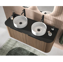 Modern dubbel badkamermeubel met houtlook onderkast, zwart werkblad, twee witte opzetwastafels en zwarte kranen.