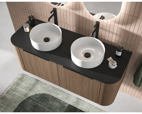 Modern dubbel badkamermeubel met houtlook onderkast, zwart werkblad, twee witte opzetwastafels en zwarte kranen.