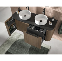 Moderne badkamer met dubbel wastafelmeubel in houtlook, donker blad, twee ronde opbouwkommen, zwarte kranen en open laden.