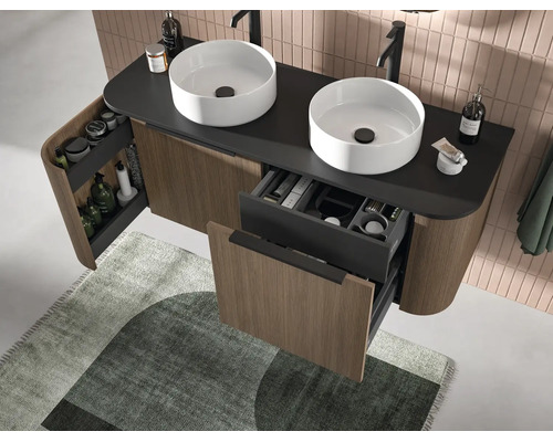 Moderne badkamer met dubbel wastafelmeubel in houtlook, donker blad, twee ronde opbouwkommen, zwarte kranen en open laden.