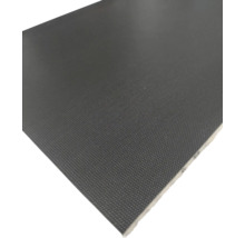 Betonplex met antislip oppervlaktestructuur en houten kern.