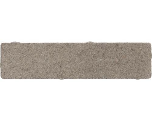 Rechthoekige betonnen bestratingssteen met gestructureerd oppervlak voor het aanleggen van paden en terrassen.