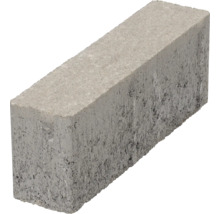 Een enkele betonnen klinker met een ruw oppervlak.