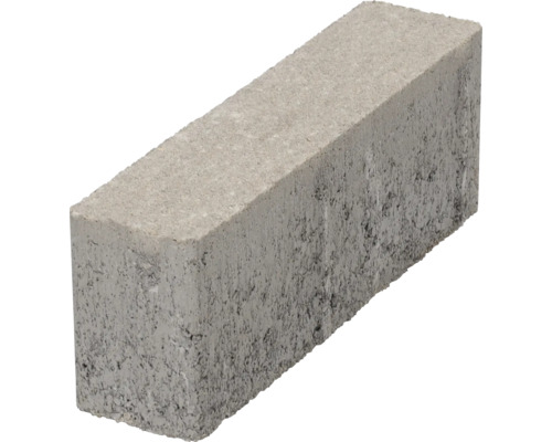 Een enkele betonnen klinker met een ruw oppervlak.