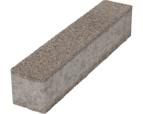 Rechthoekige betonnen palissadesteen met gestructureerd oppervlak voor tuinontwerp.