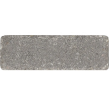 Rechthoekige betonnen klinker met gestructureerd oppervlak voor tuin- of terrasbestrating.