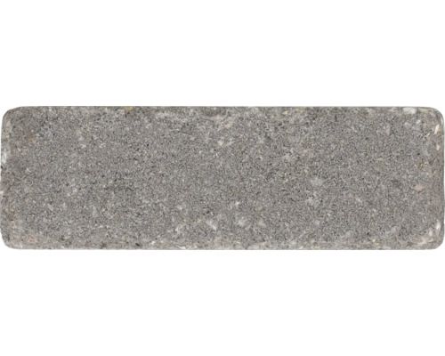 Rechthoekige betonnen klinker met gestructureerd oppervlak voor tuin- of terrasbestrating.