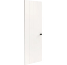 Witte binnendeur met verticale groeven en zwarte deurgreep.