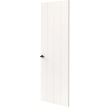 Witte binnendeur met verticale groeven en een zwart deurbeslag.