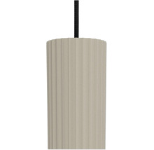 Cilindrische hanglamp met verticaal geribbelde lampenkap en zwart textielsnoer.