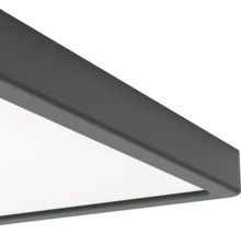 Detailopname van een hoek van een ledpaneel met antracietkleurig metalen frame en wit lichtoppervlak.