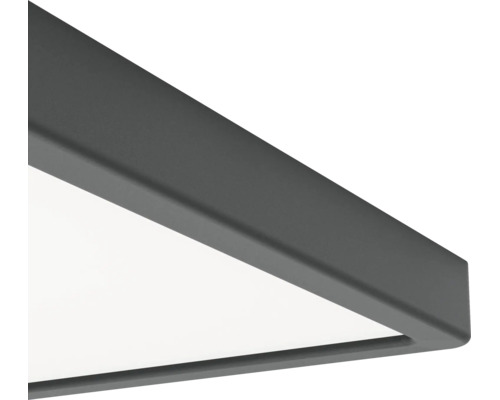 Detailopname van een hoek van een ledpaneel met antracietkleurig metalen frame en wit lichtoppervlak.