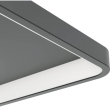 Detail van een platte, grijze LED-plafondlamp met afgeronde hoeken en een witte diffusor.