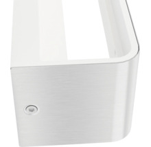 Detailweergave van een wandlamp van geborsteld metaal met een afgeronde hoek en een inbusschroef.