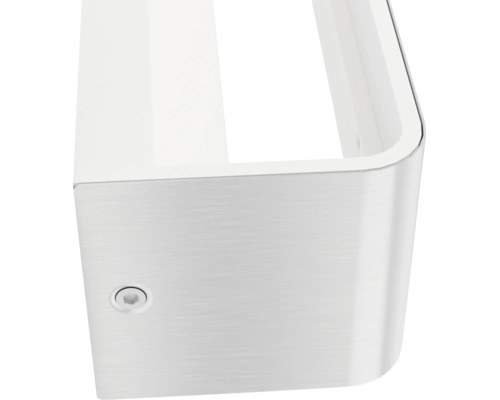 Detailweergave van een wandlamp van geborsteld metaal met een afgeronde hoek en een inbusschroef.