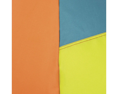 Detailopname van de duurzame zitzakstof met oranje, blauwe en gele banen en een zichtbare naad.