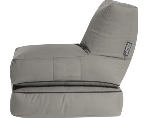 Grijze zitzakstoel met hoge rugleuning, zijvak en Sitting Point Logo.