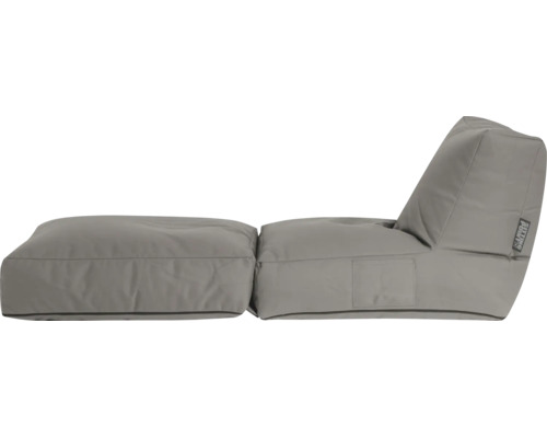 Zitzak fauteuil en poef van Sitting Point met grijze stoffen bekleding, moderne loungestoel voor op de grond. Sitting Point Logo.