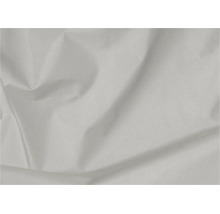 Detailopname van een witte, fijn geweven stof met plooien.