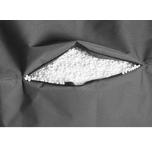 Detailweergave van een zitzak met een geopende ritssluiting en een vulling van polystyreenkorrels.