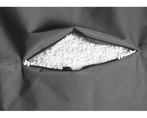 Detailweergave van een zitzak met een geopende ritssluiting en een vulling van polystyreenkorrels.