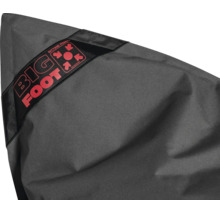 Detailopname van een donkergrijze zitzak met Sitting Point Big Foot logo.