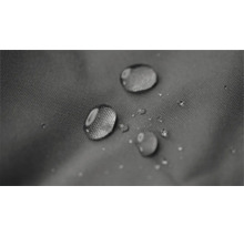 Waterdruppels parelen op een gestructureerde, waterafstotende stof.
