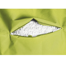 Zitzakvulling van witte polystyreenparels zichtbaar door een geopende ritssluiting in de groene stoffen hoes.