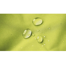 Detailopname van waterdruppels op een waterafstotend weefsel.