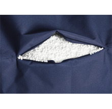 Detailopname van een zitzak met een geopende rits en witte vulling van polystyreen korrels.