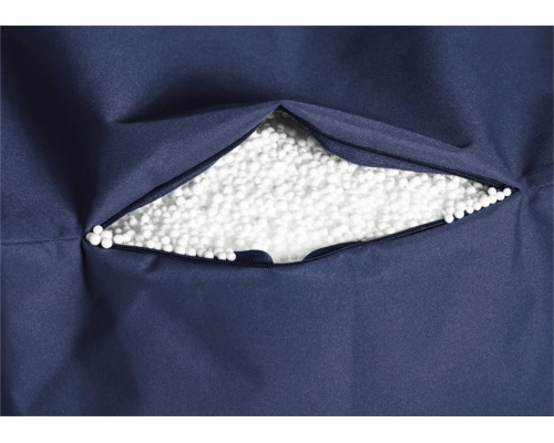 Detailopname van een zitzak met een geopende rits en witte vulling van polystyreen korrels.