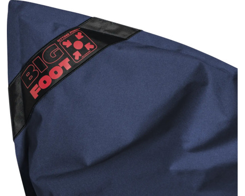 Donkerblauwe Sitting Point zitzak Big Foot, detailweergave met Sitting Point logo.