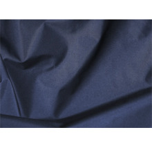 Detailopname van een donkerblauwe geweven stof met plooien.