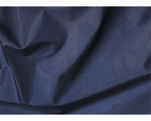 Detailopname van een donkerblauwe geweven stof met plooien.