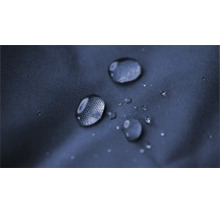 Detailopname van waterdruppels op een waterafstotende textiele stof.