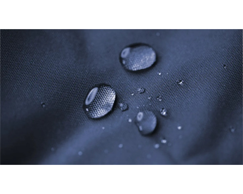 Detailopname van waterdruppels op een waterafstotende textiele stof.
