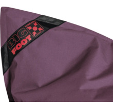 Detailweergave van een paarse zitzak met Sitting Point Logo en Big Foot-patch van duurzame stof.