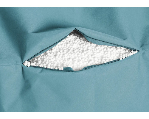 Detailweergave van een zitzak met open rits en vulling van witte polystyreen korrels.