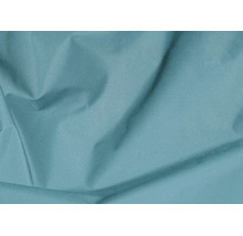 Detailopname van een getextureerde stof met zachte plooien in blauwgroen.