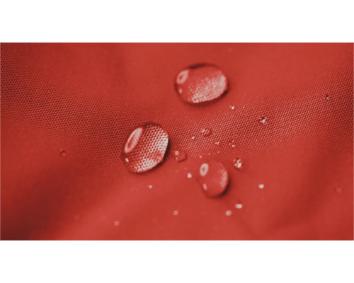 Waterdruppels parelen op een waterafstotend textieloppervlak, detailopname van de weefselstructuur.