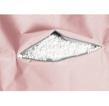 Detailopname van een roze zitzak met een geopende ritssluiting en een vulling van witte polystyreen korrels.