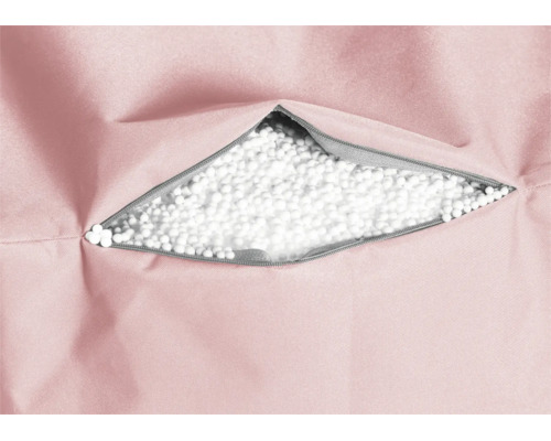 Detailopname van een roze zitzak met een geopende ritssluiting en een vulling van witte polystyreen korrels.