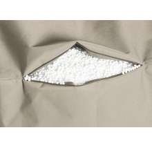 Detailweergave van een zitzak met een geopende ritssluiting en een vulling van witte polystyreenballetjes.